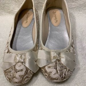 Trinkets, NWOB, Lace Gold shoes size 12